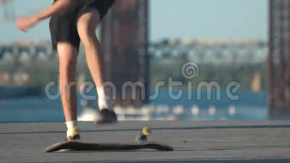 腿表演溜冰技巧视频的预览图