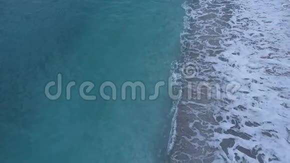 从上图可以看到海滩上的翡翠波浪视频的预览图