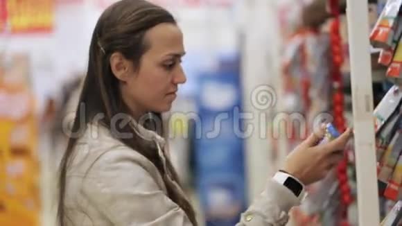 年轻女子正在购物中心挑选婴儿食品视频的预览图