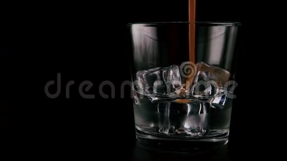 桌子上的杯子里有冰的伏特加慢节奏视频的预览图