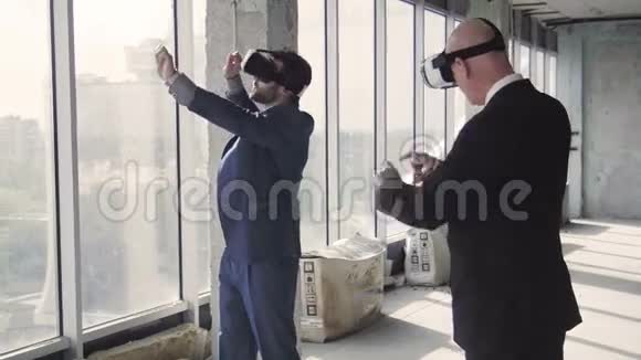 两个人在奥库勒斯裂谷讨论窗户设计视频的预览图