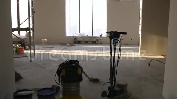 新建公寓施工现场建筑工人打磨砂浆地面机械化灌浆混凝土地板全景视频的预览图