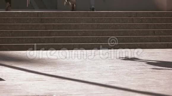 滑板手从楼梯上跳下来视频的预览图