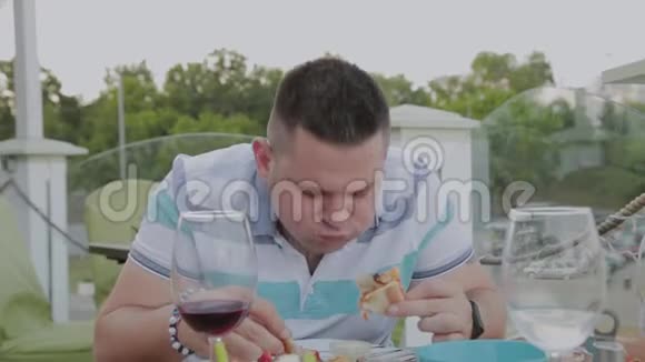 一个人在餐馆里急切地吃垃圾食品视频的预览图