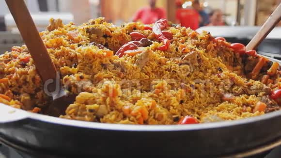 在大锅里煮皮拉夫米饭和肉和蔬菜亚洲传统菜肴皮拉夫全国美味的食物关闭视频的预览图