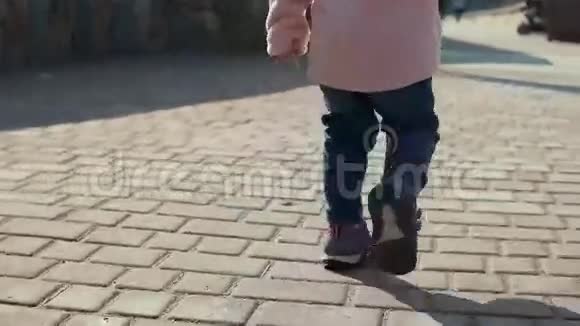 在街头流浪时穿牛仔裤的童童腿视频的预览图