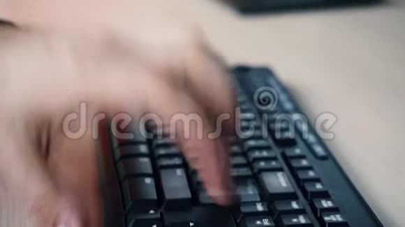 商务教育编程人员和技术概念商务人员在办公室手握键盘书写视频的预览图