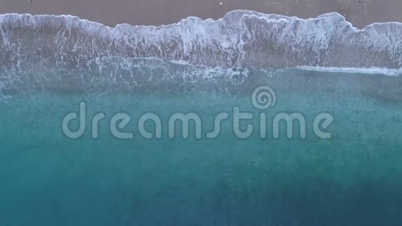 从上图可以看到海滩上的翡翠波浪视频的预览图