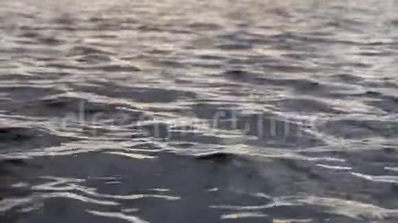 靠近湖面挥动水面低角度拍摄视频的预览图