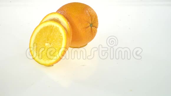 橘子切片掉进水里白色背景慢动作视频的预览图