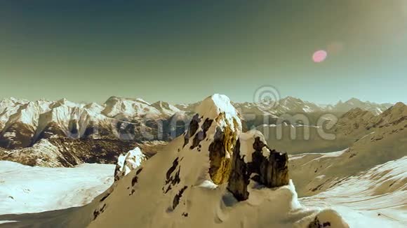 冬季景观雪山鸟瞰视频的预览图