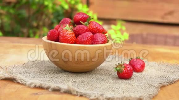 餐巾纸上放在木碗里的草莓视频的预览图