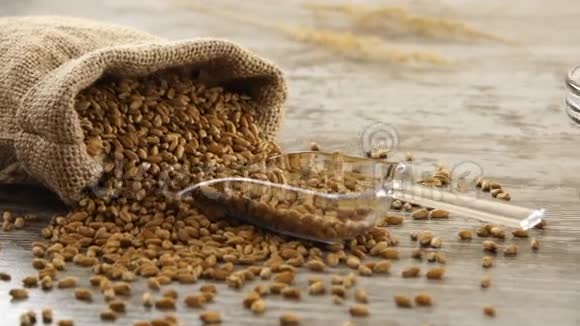 一堆小麦蜂蜜和新鲜的面包放在乡村的木桌上乡村早餐视频的预览图