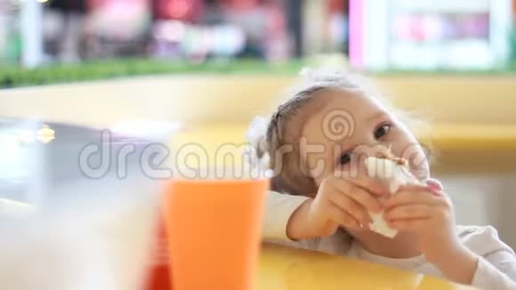孩子们在咖啡馆里吃金块吃快餐的婴儿画像视频的预览图