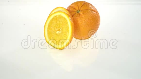 橘子切片掉进水里白色背景慢动作视频的预览图