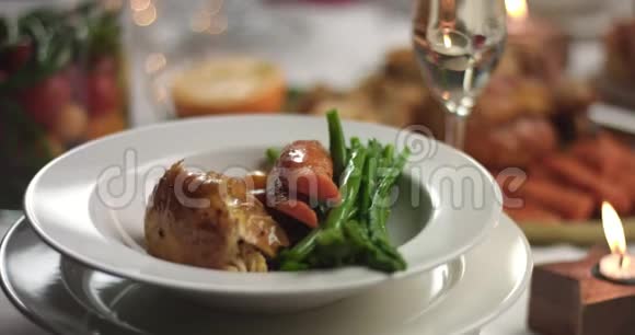在圣诞新年餐桌上供应食物视频的预览图