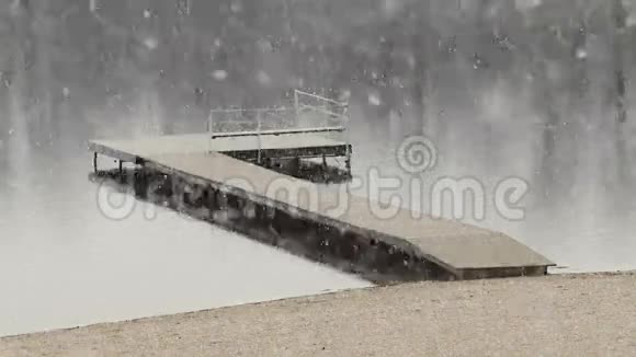 湖面上下着厚厚的雪视频的预览图