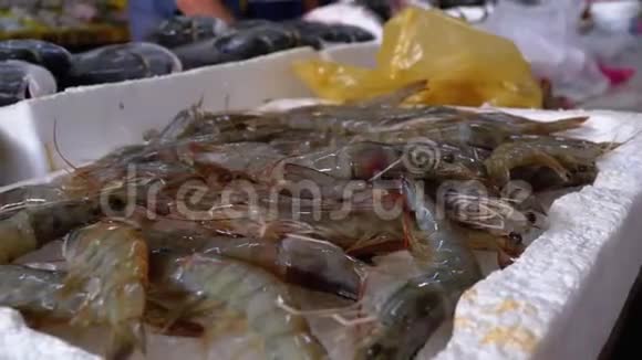 街鱼市场柜台出售新鲜海虾视频的预览图