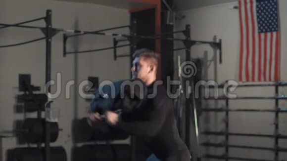 健身房用沙袋训练肌肉男视频的预览图