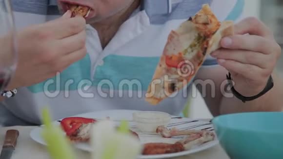 一个人在餐馆里急切地吃垃圾食品视频的预览图