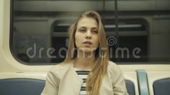 过度劳累的学生办公室工作人员在地铁列车上疲劳视频的预览图