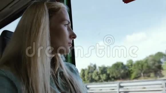 欧洲骑旅游巴士视频的预览图