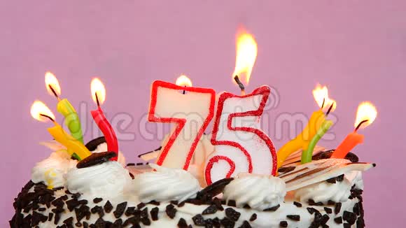 75岁生日快乐背景是粉红色的蛋糕和蜡烛视频的预览图