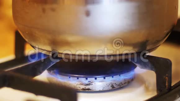煮沸的锅在煤气炉上家庭烹饪食物视频的预览图