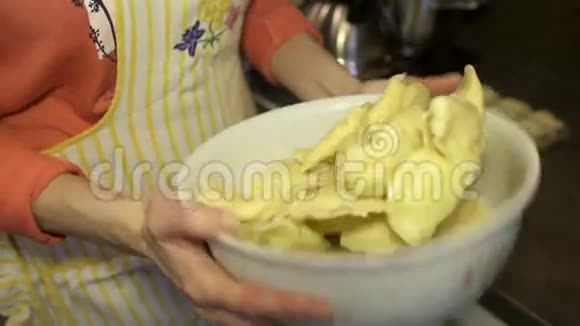在大碗里煮汤圆准备饺子乌克兰传统美食慢动作视频的预览图