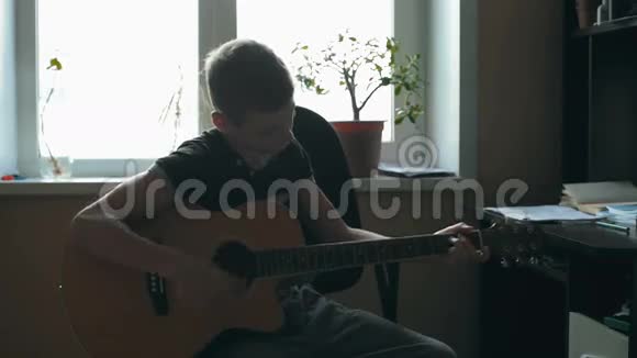 年轻音乐家演奏独奏经典吉他手指风格特写声学吉他只使用声学手段视频的预览图