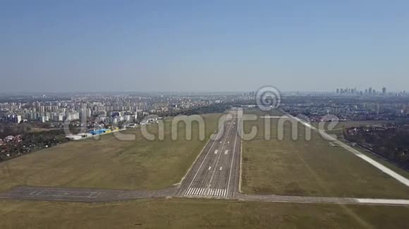 螺旋桨飞机在晴天从机场跑道起飞空中射击4K视频视频的预览图