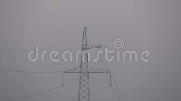 天黑的晨雾在农田里用电塔抵御日出视频的预览图