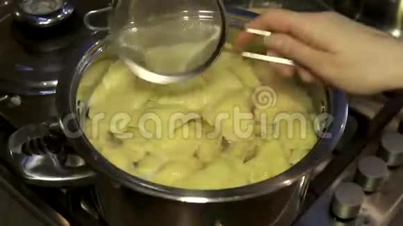煮饺子准备从锅里挑选准备饺子乌克兰传统美食慢动作视频的预览图