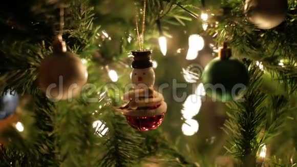 圣诞球圣诞树上的雪人花环装饰视频的预览图