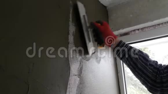 修理工抹灰墙面用抹子视频的预览图
