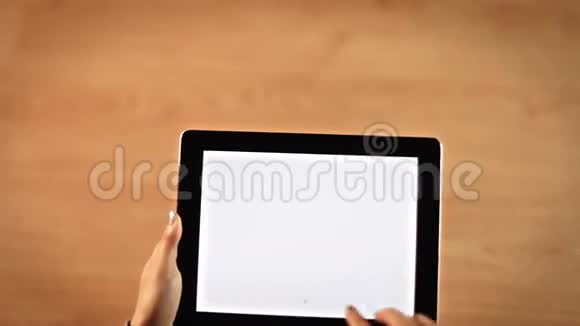 上图中女性手在数码平板电脑上写C字视频的预览图
