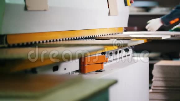 工厂木制家具零件的处理视频的预览图