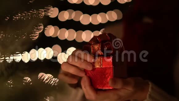女人打开红色圣诞礼物盒里面散发着神奇的光芒视频的预览图
