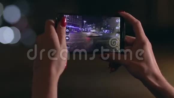 女人晚上在街灯上拍照视频的预览图