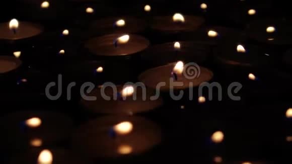 很多蜡茶蜡烛在燃烧浪漫温柔诱人情色的视频的预览图