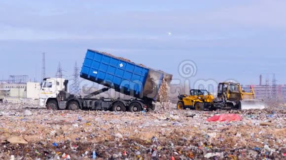 4K卡车将废物卸到一个巨大的垃圾填埋场视频的预览图