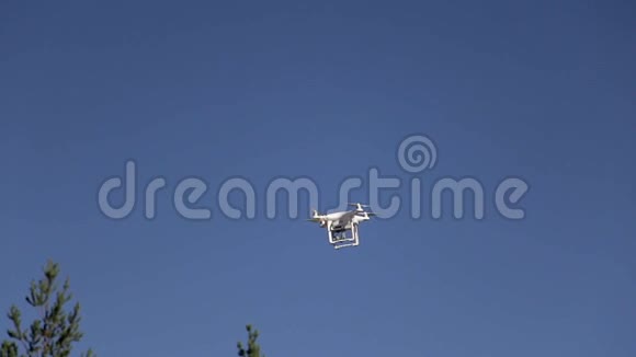 在蓝天上飞翔的无人机视频的预览图