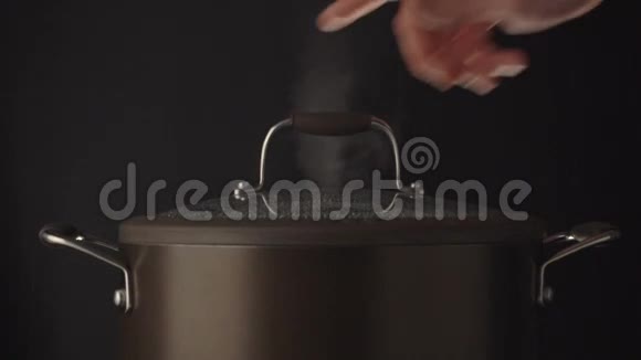 手打开盖在蒸锅上视频的预览图