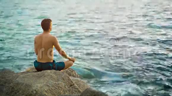 在海边练习瑜伽的人视频的预览图