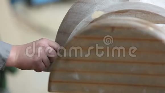 用砂纸打磨木材视频的预览图