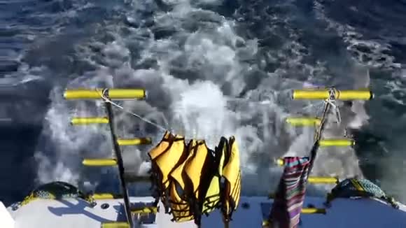 游艇后甲板上的梯子上的救生衣视频的预览图