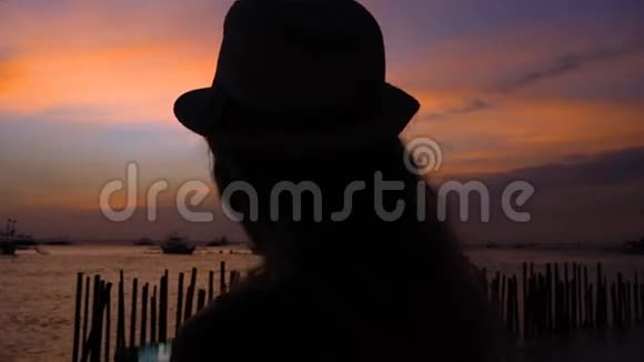 游客在海滩上打着日落电话拍照菲律宾视频的预览图