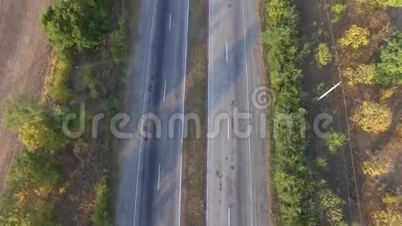 从空中可以看到两个方向的高速公路和移动的汽车视频的预览图