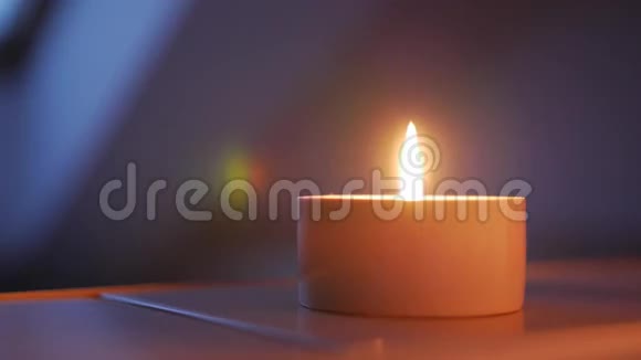 火柴的特写点燃蜡烛深浅的景深重点放在灯芯和火焰上视频的预览图