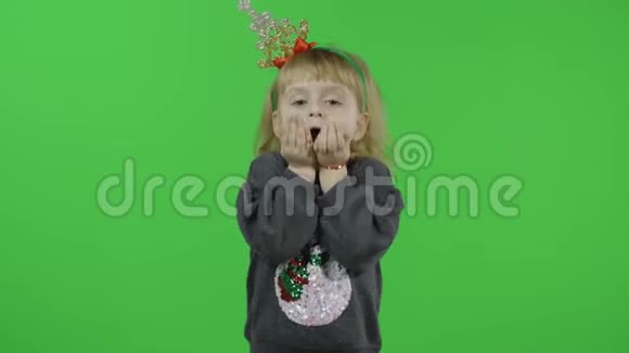 快乐美丽的小女孩穿着毛衣和雪人圣诞节色度键视频的预览图